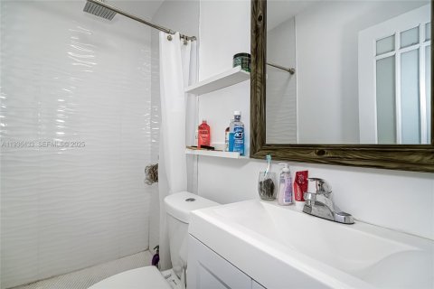 House in Hallandale Beach, Florida 4 bedrooms, 143.26 sq.m. № 1994381 - photo 25