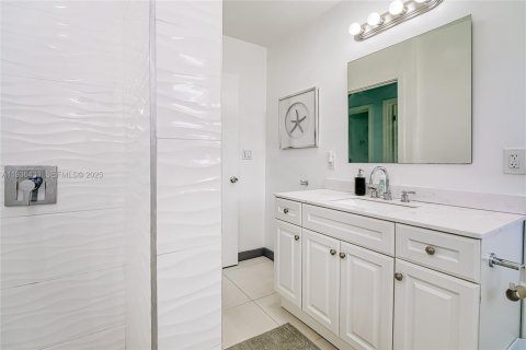 House in Hallandale Beach, Florida 4 bedrooms, 143.26 sq.m. № 1994381 - photo 14