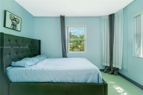 House in Hallandale Beach, Florida 4 bedrooms, 143.26 sq.m. № 1994381 - photo 8