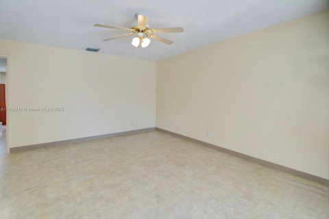 Casa en venta en Miami, Florida, 3 dormitorios, 151.34 m2 № 1831002 - foto 9