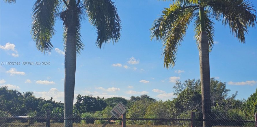 House in Miami, Florida 2 bedrooms, 116.78 sq.m. № 1985866