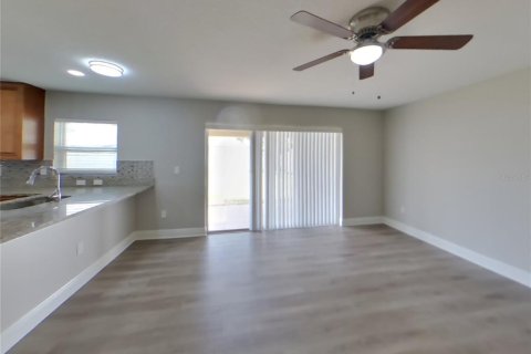 Villa ou maison à louer à Gibsonton, Floride: 4 chambres, 235.79 m2 № 1868946 - photo 4