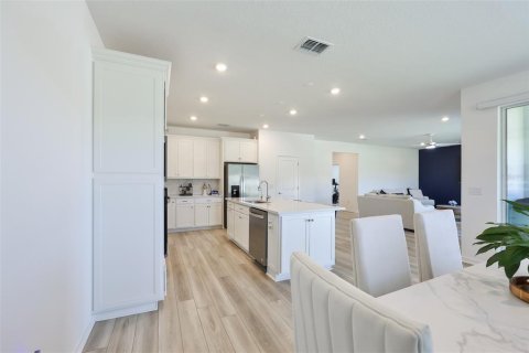 House in Valrico, Florida 5 bedrooms, 319.86 sq.m. № 2237289 - photo 6