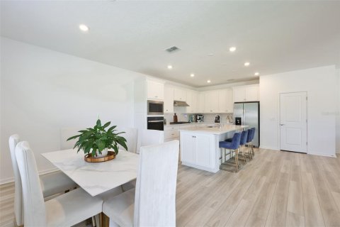 House in Valrico, Florida 5 bedrooms, 319.86 sq.m. № 2237289 - photo 2