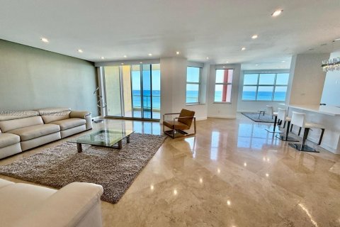 Кондоминиум с 3 спальнями в Форт-Лодердейл, Флорида № 2031619