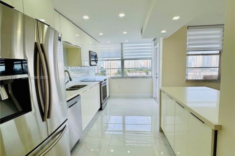 Condo in Aventura, Florida, 2 bedrooms № 2152721 - photo 2