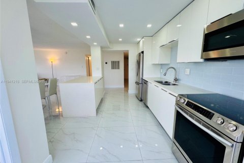 Condo in Aventura, Florida, 2 bedrooms № 2152721 - photo 12