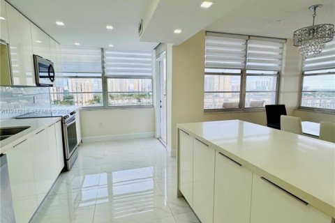 Condo in Aventura, Florida, 2 bedrooms № 2152721 - photo 4