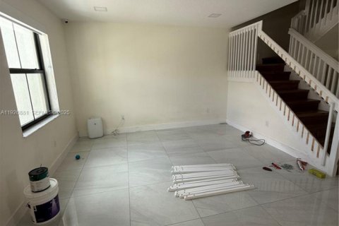 Touwnhouse à louer à Hialeah, Floride: 3 chambres, 153.29 m2 № 1988082 - photo 2