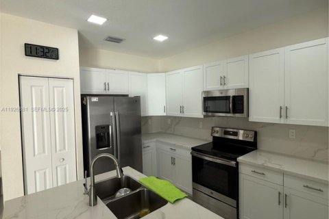 Touwnhouse à louer à Hialeah, Floride: 3 chambres, 153.29 m2 № 1988082 - photo 5