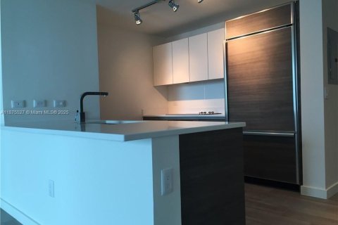 Condominio en alquiler en Miami, Florida, 1 dormitorio, 85.75 m2 № 1920592 - foto 3