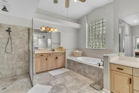 House in Orlando, Florida 5 bedrooms, 377.18 sq.m. № 1718987 - photo 17
