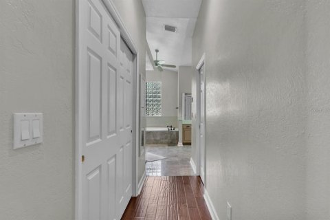 House in Orlando, Florida 5 bedrooms, 377.18 sq.m. № 1718987 - photo 15