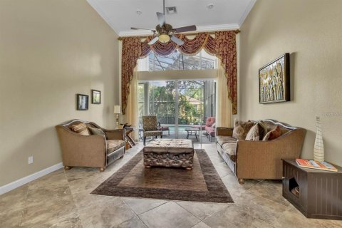 House in Orlando, Florida 5 bedrooms, 377.18 sq.m. № 1718987 - photo 5