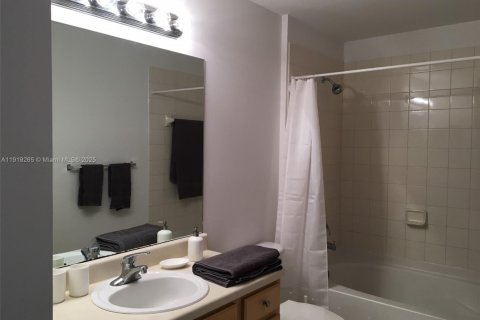 Снять в аренду кондоминиум в Саут-Майами, Флорида 1 спальня, 60.57м2, № 1974518 - фото 3
