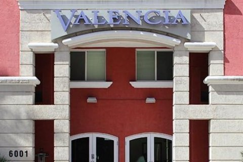 Снять в аренду кондоминиум в Саут-Майами, Флорида 1 спальня, 60.57м2, № 1974518 - фото 1