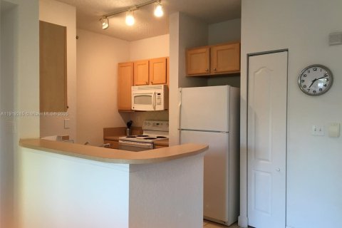 Снять в аренду кондоминиум в Саут-Майами, Флорида 1 спальня, 60.57м2, № 1974518 - фото 2