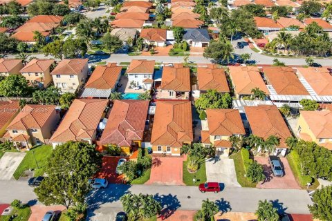 House in Hialeah, Florida 4 bedrooms, 148.74 sq.m. № 1791077 - photo 10