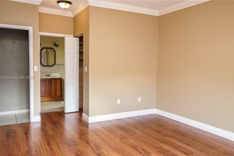 House in Hialeah, Florida 4 bedrooms, 148.74 sq.m. № 1791077 - photo 24