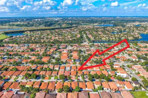 House in Hialeah, Florida 4 bedrooms, 148.74 sq.m. № 1791077 - photo 12