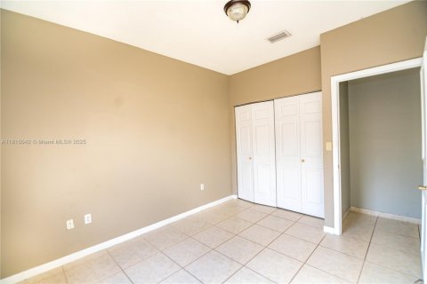 House in Hialeah, Florida 4 bedrooms, 148.74 sq.m. № 1791077 - photo 26