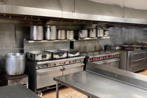 Commercial property in Hialeah, Florida № 1981069 - photo 2