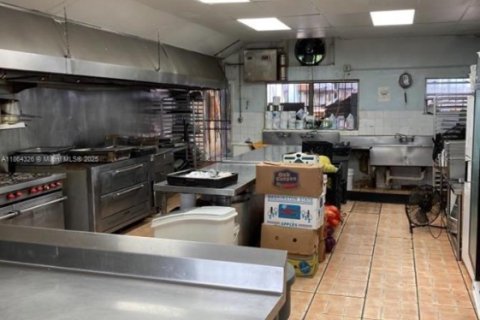 Commercial property in Hialeah, Florida № 1981069 - photo 3