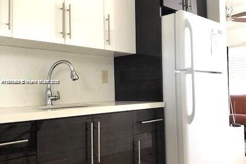 Villa ou maison à louer à Hallandale Beach, Floride: 2 chambres, 75.25 m2 № 1927095 - photo 2