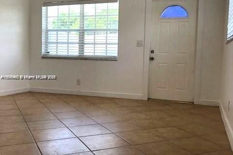 Villa ou maison à louer à Hallandale Beach, Floride: 2 chambres, 75.25 m2 № 1927095 - photo 4