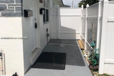 Villa ou maison à louer à Hallandale Beach, Floride: 2 chambres, 75.25 m2 № 1927095 - photo 1