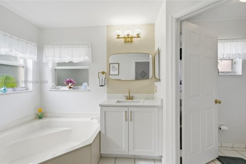 House in Pembroke Pines, Florida 3 bedrooms, 154.5 sq.m. № 2001851 - photo 30