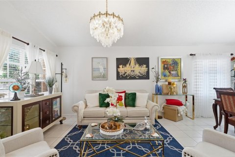 House in Pembroke Pines, Florida 3 bedrooms, 154.5 sq.m. № 2001851 - photo 8