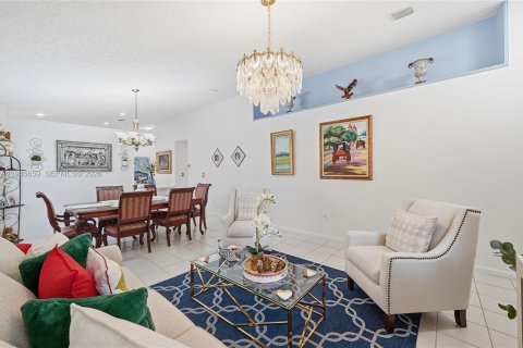 House in Pembroke Pines, Florida 3 bedrooms, 154.5 sq.m. № 2001851 - photo 9