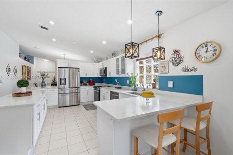 House in Pembroke Pines, Florida 3 bedrooms, 154.5 sq.m. № 2001851 - photo 17