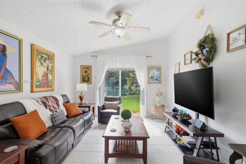 House in Pembroke Pines, Florida 3 bedrooms, 154.5 sq.m. № 2001851 - photo 20