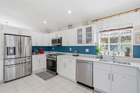 House in Pembroke Pines, Florida 3 bedrooms, 154.5 sq.m. № 2001851 - photo 15