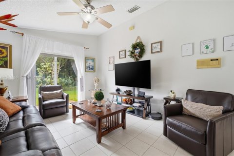 House in Pembroke Pines, Florida 3 bedrooms, 154.5 sq.m. № 2001851 - photo 22
