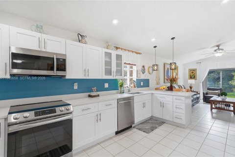 House in Pembroke Pines, Florida 3 bedrooms, 154.5 sq.m. № 2001851 - photo 14