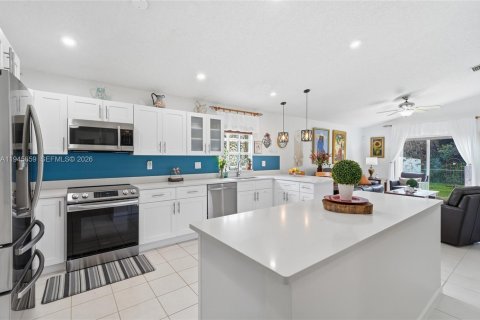 House in Pembroke Pines, Florida 3 bedrooms, 154.5 sq.m. № 2001851 - photo 16