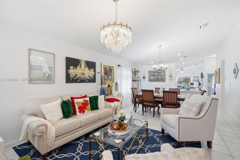 House in Pembroke Pines, Florida 3 bedrooms, 154.5 sq.m. № 2001851 - photo 7