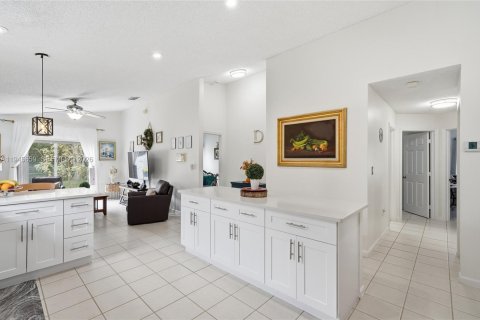 House in Pembroke Pines, Florida 3 bedrooms, 154.5 sq.m. № 2001851 - photo 18