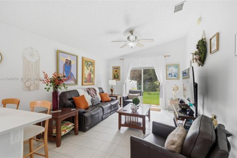 House in Pembroke Pines, Florida 3 bedrooms, 154.5 sq.m. № 2001851 - photo 21