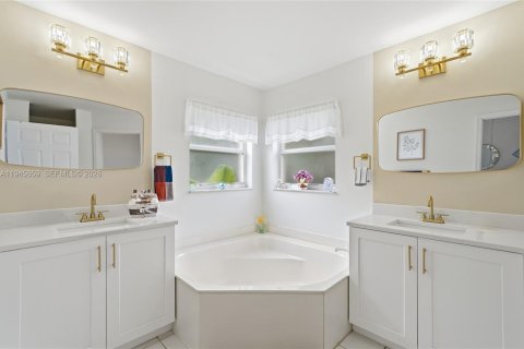 House in Pembroke Pines, Florida 3 bedrooms, 154.5 sq.m. № 2001851 - photo 27
