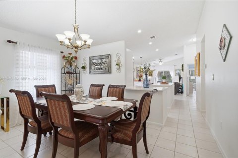 House in Pembroke Pines, Florida 3 bedrooms, 154.5 sq.m. № 2001851 - photo 13