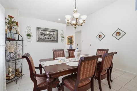 House in Pembroke Pines, Florida 3 bedrooms, 154.5 sq.m. № 2001851 - photo 12