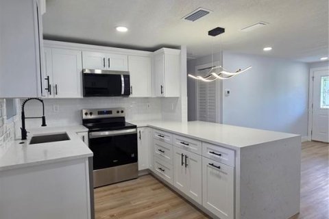 House in Tampa, Florida 3 bedrooms, 81.29 sq.m. № 1883498 - photo 8