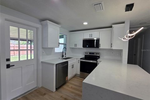House in Tampa, Florida 3 bedrooms, 81.29 sq.m. № 1883498 - photo 5