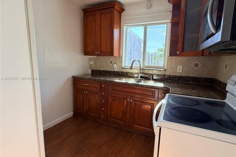 Casa en alquiler en Miramar, Florida, 2 dormitorios, 115.48 m2 № 2078034 - foto 2