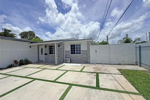 Casa en Miramar, Florida 2 dormitorios, 115.48 m2 № 2078034