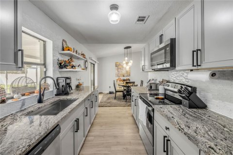 House in Edgewater, Florida 3 bedrooms, 126.81 sq.m. № 2413746 - photo 17